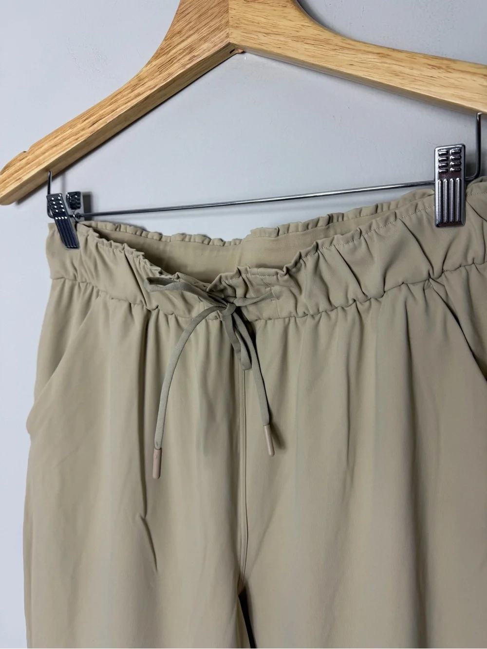 Lululemon Womens Keep Moving Pants 7/8 Trench Tan Size 8 *489